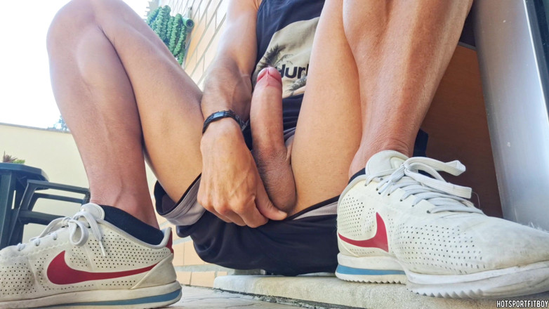 Hotsportfitboy: Balkonda riskli boşalma - neredeyse yakalanıyor