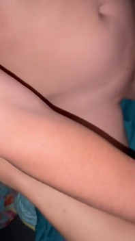 Putri tiri mengundang saya ke tempat tidurnya dan saya akhirnya mengisi kaki kecilnya dengan susu
