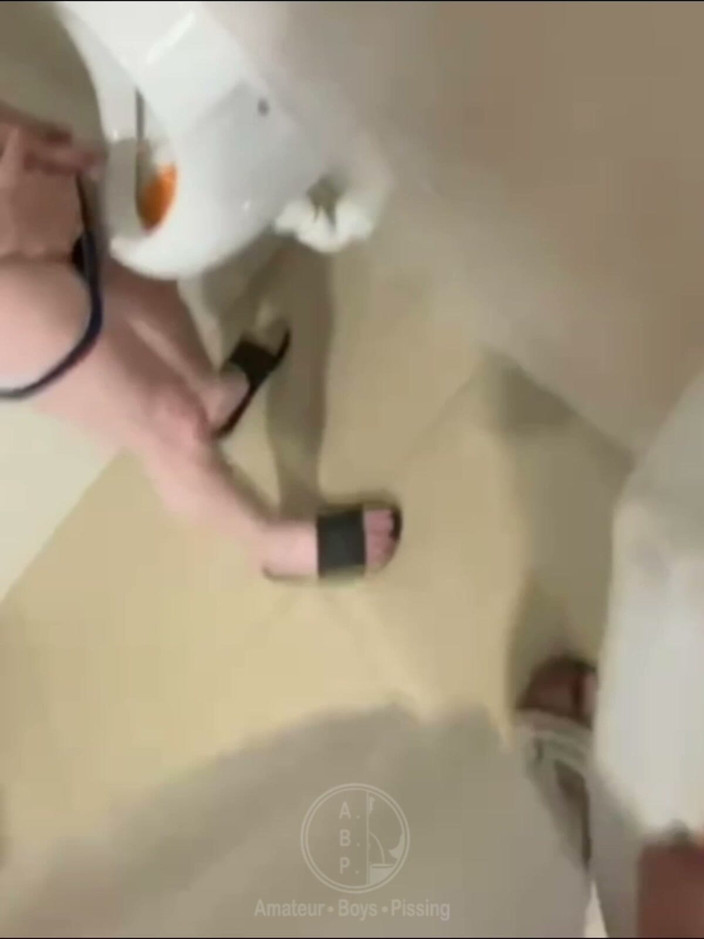AmateurBoysPissing: Filmowanie faceta sikającego obok mnie na pisuarze toalet przy basenie
