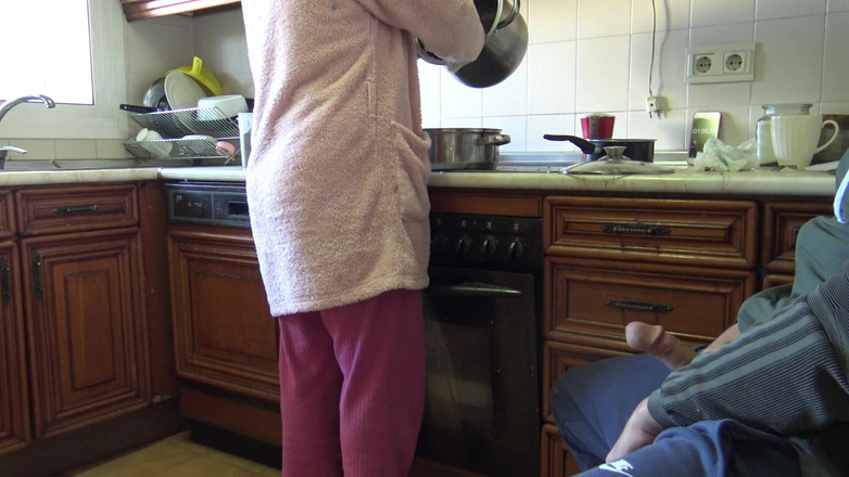 Stepmom Susan: CFNM - 饥渴熟女在自慰后吞下他的精液