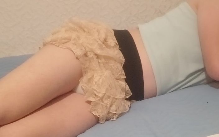 Sissy Holly: Сисси Холли смачивает постель через ее подтягивание, но имеет несколько слоев защиты. Затем она трогает себя, пока писает, промоченная