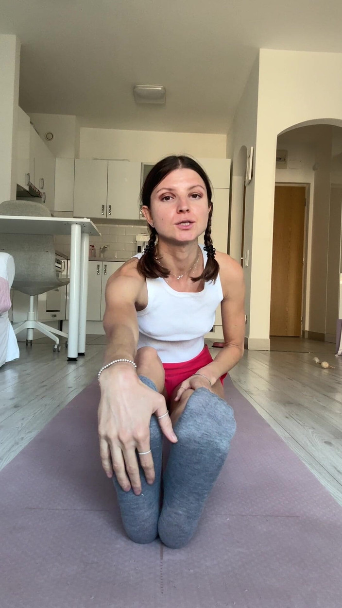 Gina Gerson: Cewek seksi lagi asik latihan yoga dengan minyak