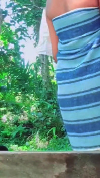 Niegrzeczna piękna nastolatka rzuca się na zewnątrz nago sika i kąpieli