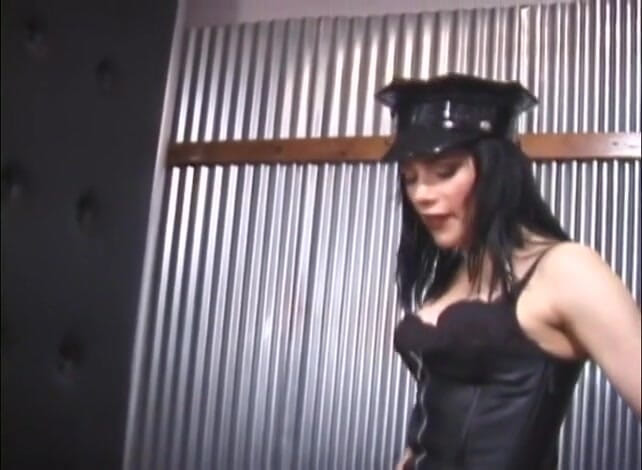 Femdom Austria: Menjilat but oleh lelaki submisif