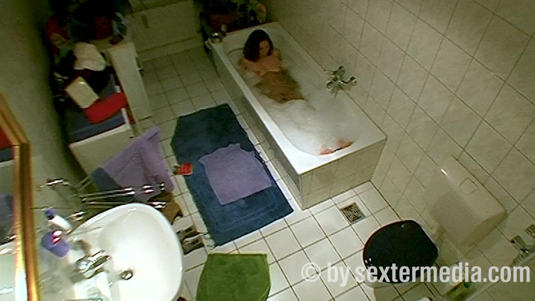 Viewer cam by Sextermedia: 熟女在浴室做个人卫生