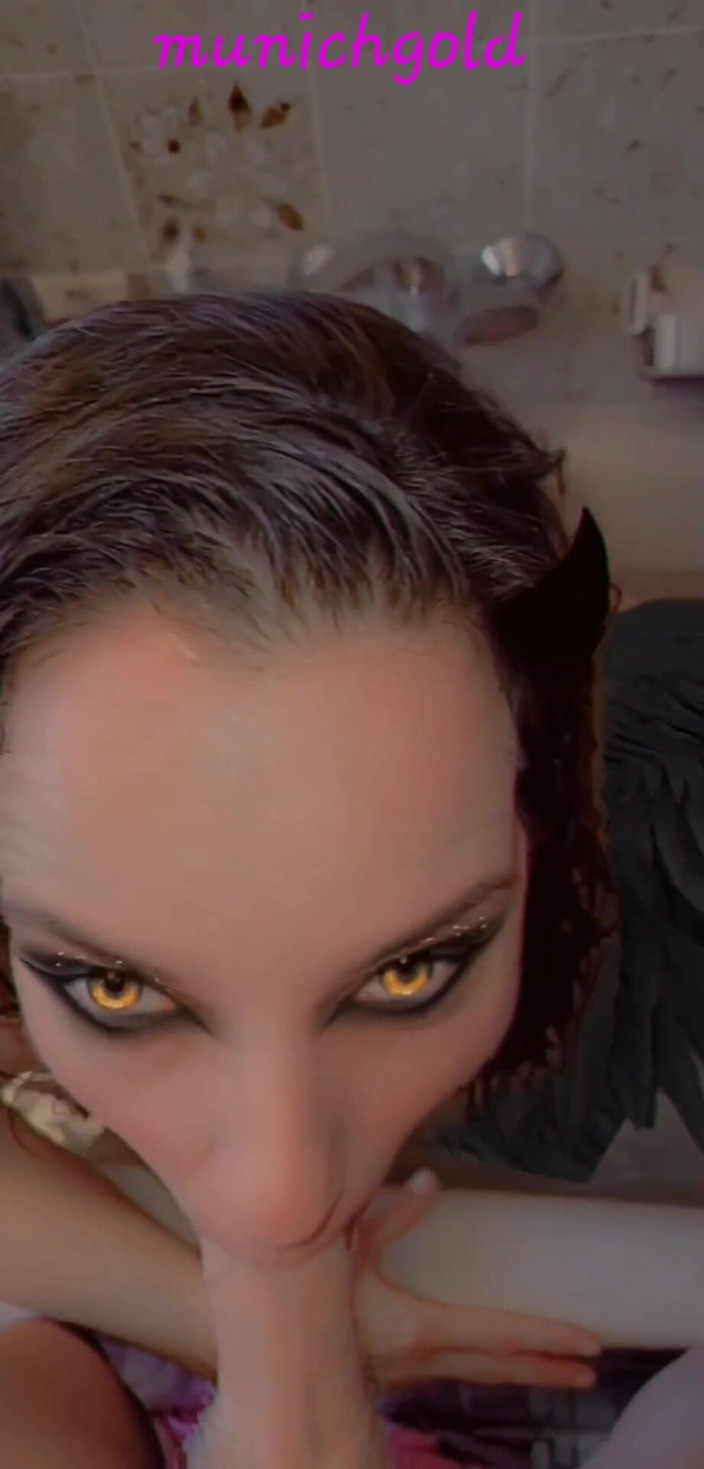 Munichgold: Diabelski sex oralny z Angel Wings. Zabawa w wannie