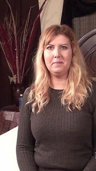 Çaresiz ve Katja büyük göğüslerini ve sıkı orta yaşlı seksi amcıklarını sert yarakla siktiriyor