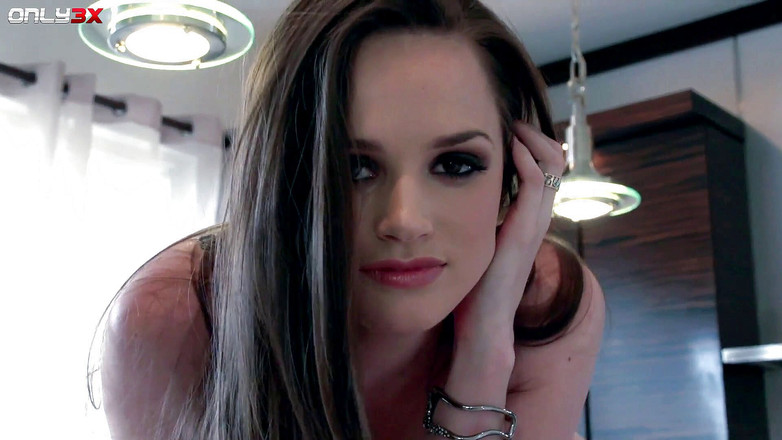 Only3x: Super heiße nymphomanin Tori black spielt mit ihrem vibrator allein...