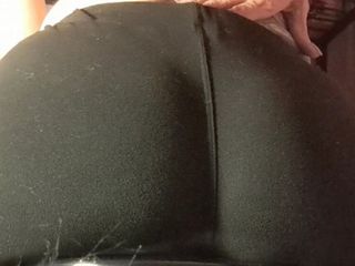 Pandora SG: Vaqueira reversa peida em leggings pretas