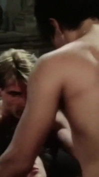 Krásná nadržená je spokojená s sexem se dvěma muži