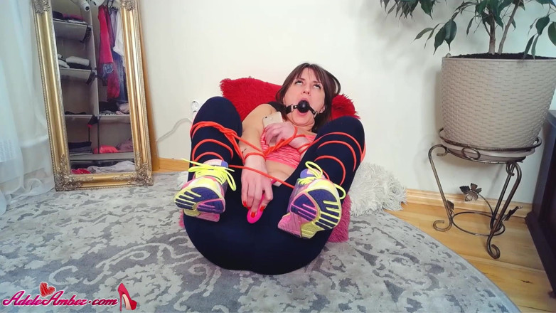 Adele Amber: .... Teenie macht bondage und spielt muschi-sexspielzeug - weiches BDSM