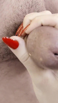Calda ragazza tennista sexy in gonna bianca corta va senza mutandine e fa una sega per prendere sborra su grandi tette