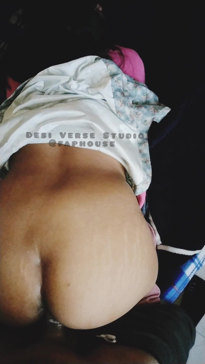 Desi Sex Slave: Дезі бхабхі трахається раком під час телефонної розмови