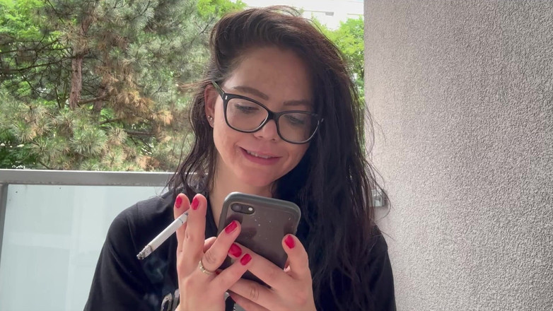 Shione Cooper: यहां आपका जवाब देते समय धूम्रपान करना