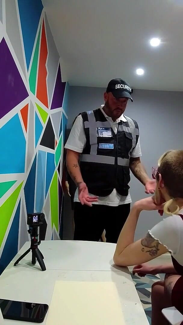 rosarosebud: Rosa pega roubando em lojas novamente e fode segurança
