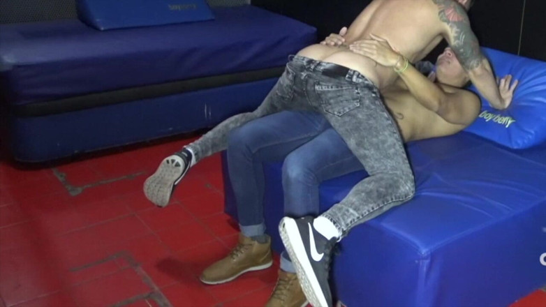Bareback domination in fetish backroom: Il ragazzo maturo viene scopato nel retro