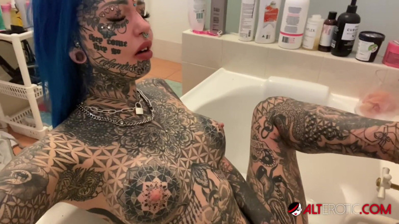 Alt Erotic: Amber Luke’s quarantined solo masturbation