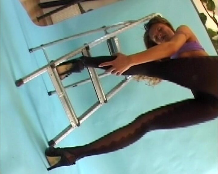 Deutscher hardcore: Une brune allemande à forte poitrine fait plaisir à un mec avec...