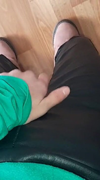三个女学生在休息期间聚集在一个空荡荡的演讲厅做爱