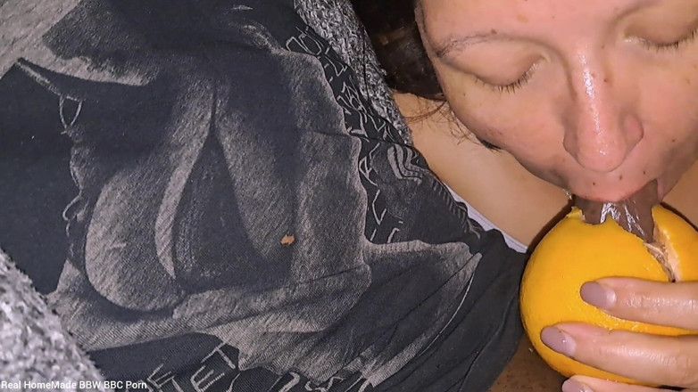 Real homemade BBW BBC porn: Даючи великому чорному члену дивовижний мінет, погладжуючи його член, стогне і стогне