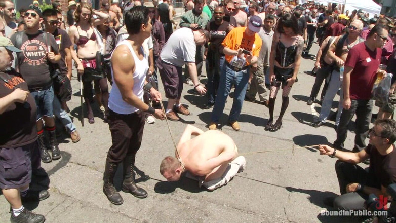 Bound in public: Cody Allen atada en público