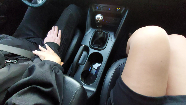 Step Mommy: Manželka svádí a škádlí taxikáře svými sexy nohama v punčochách