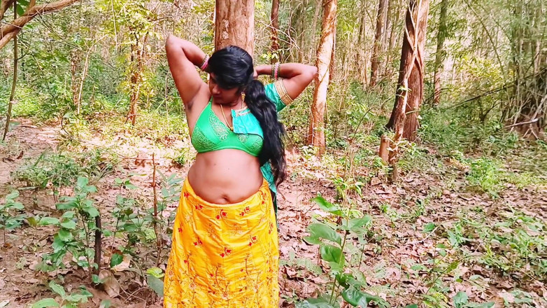 Telugu honey lips: 야외 숲 섹스. 남편의 작은 자지를 따먹는 인도 바비. 텔루구 더러운 회담.