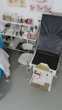Registro de la medición de la temperatura rectal de mujer desnuda