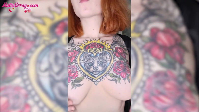 Katty Grray: Una ragazza fantastica che balla in un abito sexy