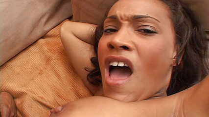 Watch Dirty Movies: Sexy milfka roztáhne nohy, když je lízaná kundička po tvrdém šukání