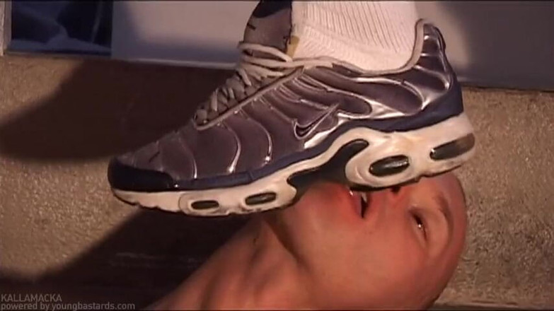 Young Bastards: Обслуживание отсоса покорной шлюшки