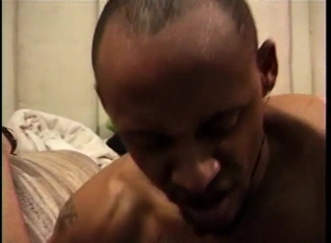 Thot Factory: Negra gata com uma buceta peluda é fodida no cu