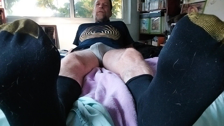 Hairyartist: Détendez-vous avec moi, mes pieds et mes chaussettes