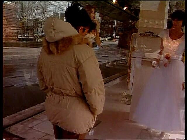 Lucky Cooch: Hnědovlasá kráska dává venkovní rozhovor v německém vintage videu