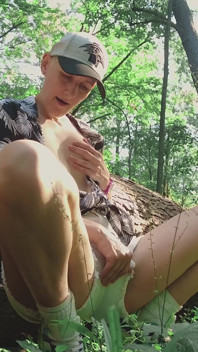 Voyeur na floresta - menina se masturba ao ar livre
