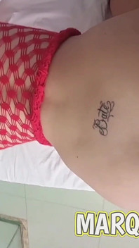 La primera vez de la novata Vicky con la pareja - una corrida en cada coño