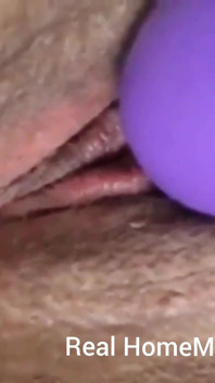 Espremendo meus peitos chupando meus mamilos estimulando meu clitóris com pernas de varinha amarradas bem abertas