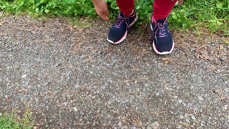 Bouncy Tits Action: Külot aşağı ve amcık sikişiyor