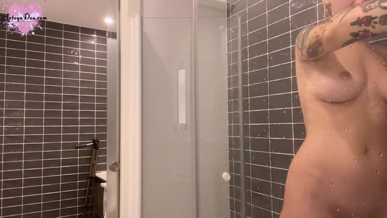 Arteya: Ateşli kız seksi vücudunu yıkıyor ve duşta işiyor