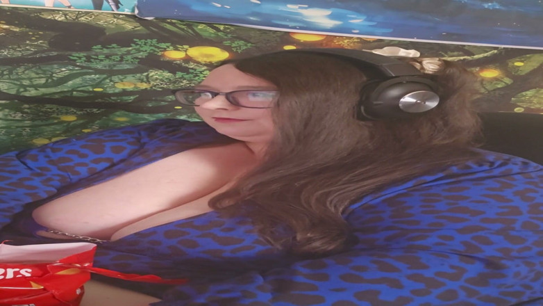 SSBBWLadyBrads: SSBBW Goddess Snacking Whilst Working