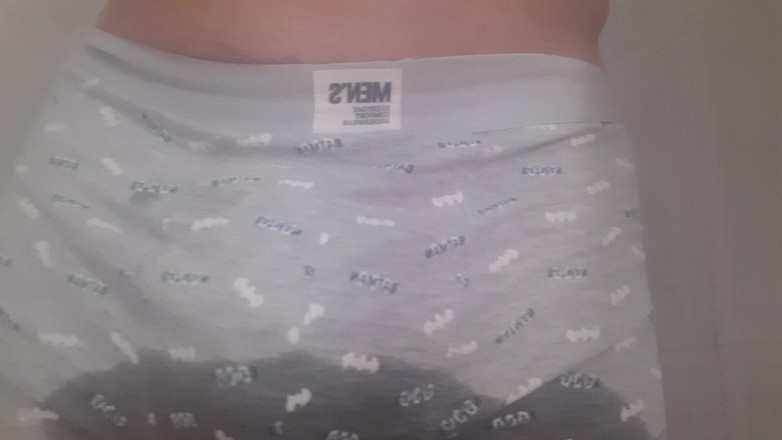 Orinadas_jmv54: Пісяє у ванній кімнаті в трусах