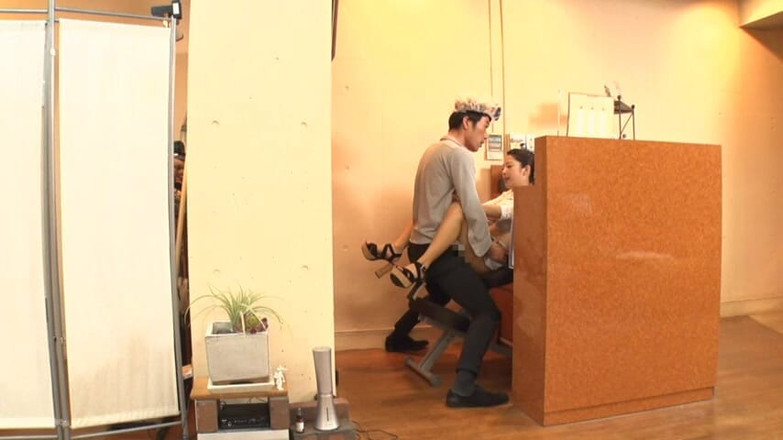 CherryBONBON: बहुत सारी नज़रें, बहुत ज्यादा तनाव - सैलून के अंदर जहां आंखें हमेशा मिलती हैं