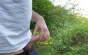 Robs Nudes: Aruncând o șarjă de spermă afară, în pădure