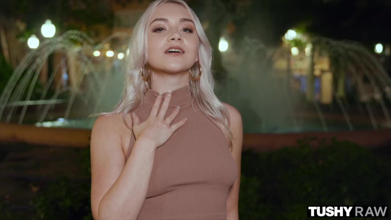 Tushyraw: Tushyraw roztomilá blondýnka má natažený její perfektní malý zadek