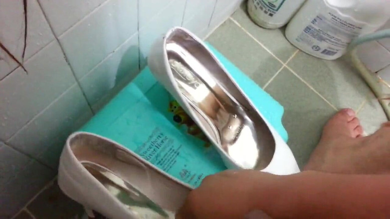 Kit19881127: Bílá patentová pumpa stříká