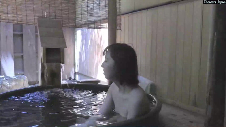 Cheaters Japan: ¡Un viaje a las aguas termales para desahogarse el estrés!