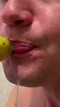 Ein sehr schmutziges halstraining mit Banane und Milch. Nicht für alle