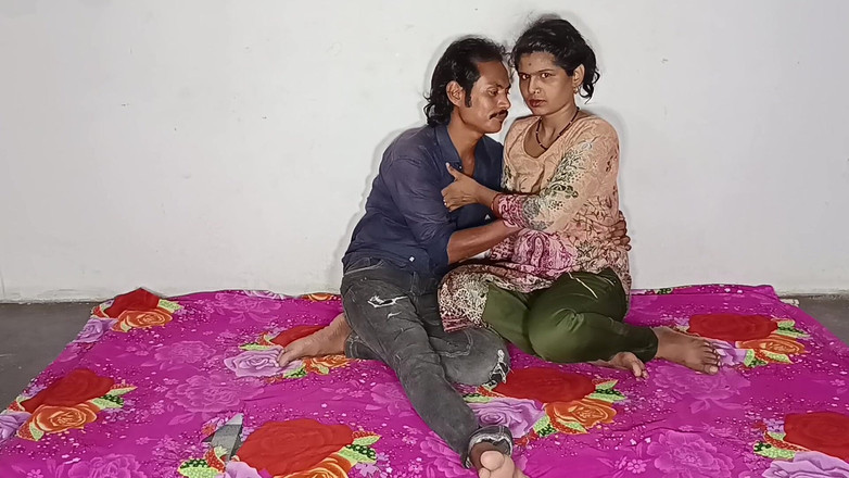 Desi Bhabhi Neha: Hintli orta yaşlı seksi kadın yarak emiyor ve amına boşaltıyor