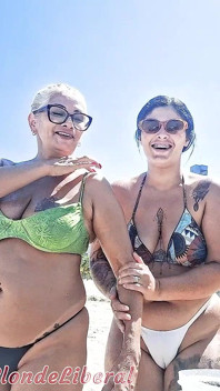 Mluvení nesmyslů a exfoliování na pláži s přítelem Dai Belanem