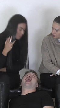 Olga ve Natasa sigara içiyor